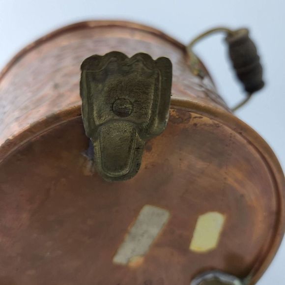 Vintage hammered copper pot, two wood handles & 3 paw feet, handcrafted - Picture 7 of 10
